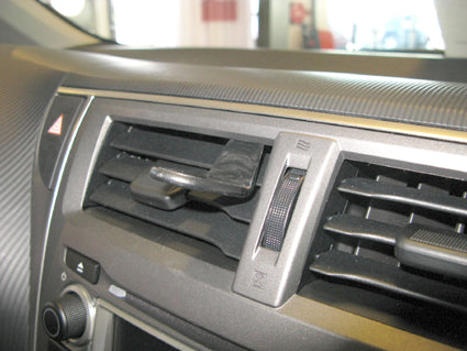 Brodit ProClip 854612 voor Subaru Trezia 2011-2014 en Toyota Verso S 2011-2016 - montagepositie op dashboard