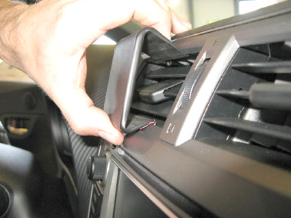 Brodit ProClip 854612 voor Subaru Trezia 2011-2014 en Toyota Verso S 2011-2016 - detail van dashboardmontage
