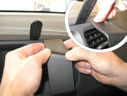Brodit ProClip 854614 voor Volvo V60 2011-2018 en Volvo S60 2011-2018 - detail van dashboardmontage