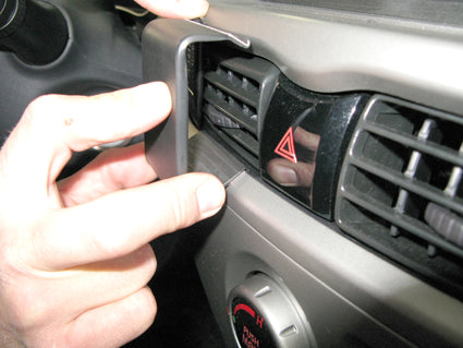 Brodit ProClip 854628 voor Citroen C-Zero 2010-2017, Mitsubishi i-MiEV 2010-2017 en Peugeot iOn 2010-2017 - ProClip geplaatst in het voertuig
