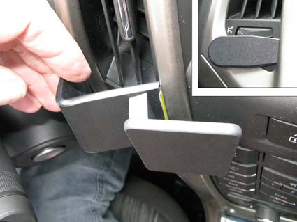 Brodit ProClip 854633 voor Buick Verano 2012-2017 en Opel Astra 2010-2015 - montagepositie op dashboard