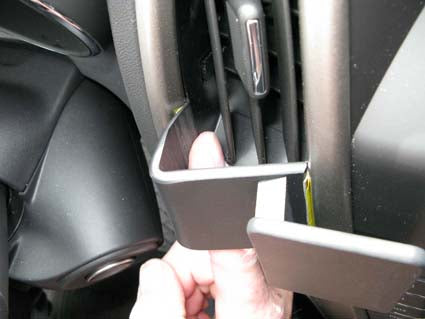Brodit ProClip 854633 voor Buick Verano 2012-2017 en Opel Astra 2010-2015 - detail van dashboardmontage