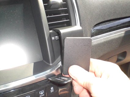 Brodit ProClip 854648 voor Chrysler 300S 2011-2014, Chrysler 300C 2011-2014 e.a. - ProClip geplaatst in het voertuig