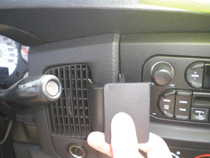 Brodit ProClip 854653 voor Dodge Ram Pick Up 2500/3500 2003-2005 en Dodge Ram Pick Up 1500 2002-2005 - montagepositie op dashboard