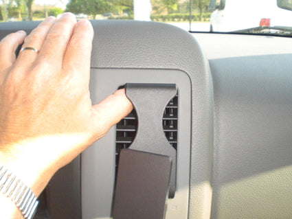 Brodit ProClip 854665 voor Nissan NV 2012-2022 - detail van dashboardmontage