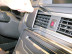 Brodit ProClip 854672 voor Volvo XC70 2012-2016, Volvo V70 II 2012-2016 en Volvo S80 2012-2016 - detail van dashboardmontage