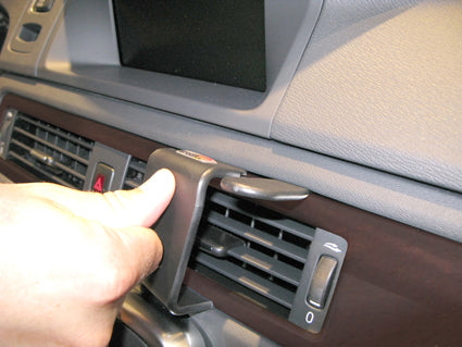 Brodit ProClip 854677 voor Volvo XC70 2012-2016, Volvo V70 II 2012-2016 en Volvo S80 2012-2016 - detail van dashboardmontage