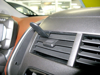 Brodit ProClip 854680 voor Chevrolet Sonic 2012-2021 en Chevrolet Aveo 2012-2014 - montagepositie op dashboard