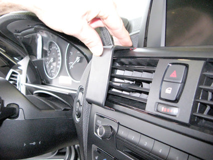 Brodit ProClip 854721 voor BMW 2-series F22, F23 2013-2017 en BMW 1-series F20, F21 2012-2017 - ProClip geplaatst in het voertuig