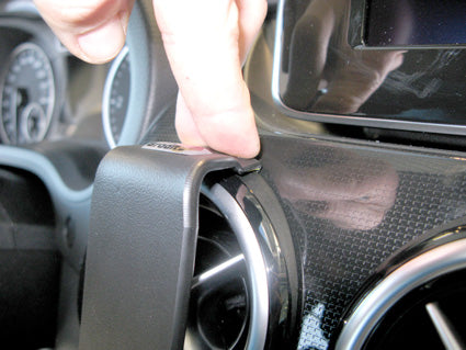 Brodit ProClip 854749 voor Mercedes Benz B-Class 2012-2018 - detail van dashboardmontage