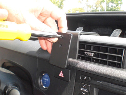 Brodit ProClip 854784 voor Toyota Prius c 2012-2017 - detail van dashboardmontage