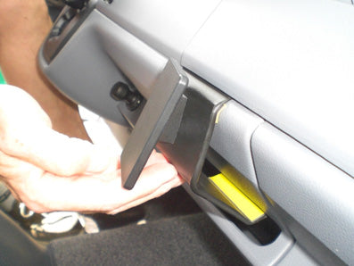 Brodit ProClip 854789 voor Fuso Canter 2010-2019 en Mitsubishi Fuso Canter 2010-2017 - productfoto zwarte ABS montagebasis