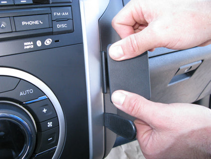 Brodit ProClip 854799 voor Isuzu D-Max 2012-2020 - detail van dashboardmontage