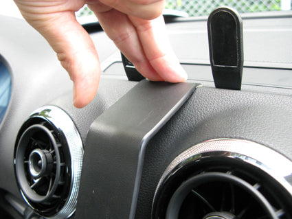 Brodit ProClip 854804 voor Audi S3 2013-2020 en Audi A3 2013-2020 - detail van dashboardmontage