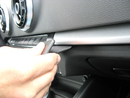 Brodit ProClip 854805 voor Audi S3 2013-2020 en Audi A3 2013-2020 - montagepositie op dashboard