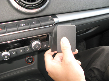 Brodit ProClip 854805 voor Audi S3 2013-2020 en Audi A3 2013-2020 - detail van dashboardmontage