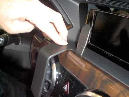 Brodit ProClip 854825 voor Mercedes Benz GLK-Class 2013-2015 - detail van dashboardmontage