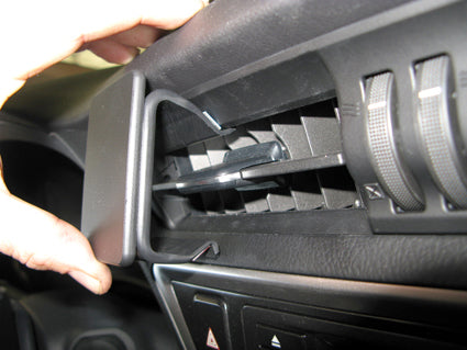 Brodit ProClip 854869 voor Toyota Auris Full Hybrid 2013-2015 en Toyota Auris 2013-2015 - montagepositie op dashboard