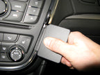Brodit ProClip 854875 voor Buick Encore 2013-2016 en Opel Mokka 2013-2016 - detail van dashboardmontage