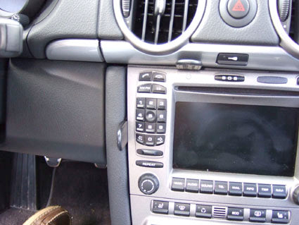 Brodit ProClip 854877 voor Porsche Cayman (Type 987) 2005-2012 en Porsche Boxster (Type 987) 2005-2012 - montagepositie op dashboard