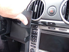 Brodit ProClip 854877 voor Porsche Cayman (Type 987) 2005-2012 en Porsche Boxster (Type 987) 2005-2012 - detail van dashboardmontage