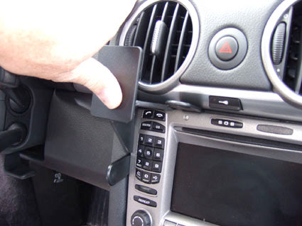 Brodit ProClip 854877 voor Porsche Cayman (Type 987) 2005-2012 en Porsche Boxster (Type 987) 2005-2012 - detail van dashboardmontage