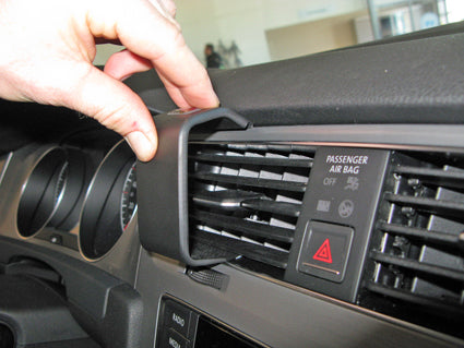 Brodit ProClip 854889 voor Volkswagen Golf VII Variant 2013-2020, Volkswagen Golf VII Sportscombi 2013-2020 e.a. - detail van dashboardmontage
