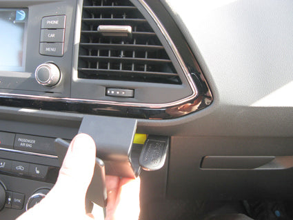 Brodit ProClip 854890 voor Seat Leon 2013-2020 - montagepositie op dashboard