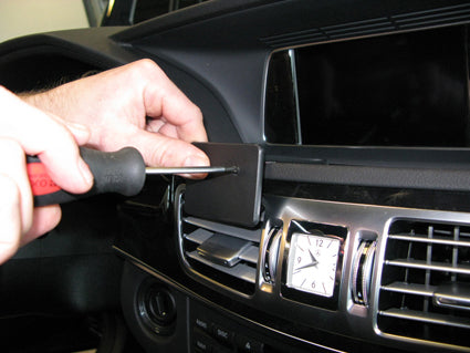Brodit ProClip 854896 voor Mercedes Benz E-Class, Stationwagon 2014-2016 en Mercedes Benz E-Class, Sedan 2014-2016 - detail van dashboardmontage