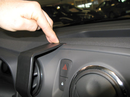 Brodit ProClip 854897 voor Dacia Sandero 2013-2021 en Dacia Logan 2013-2021 - detail van dashboardmontage