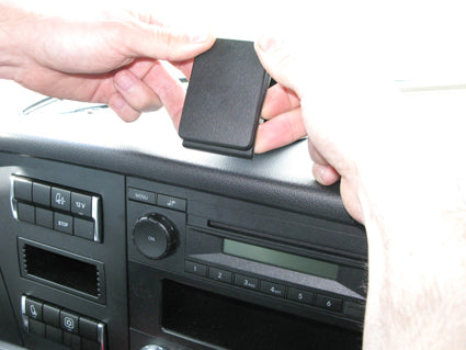 Brodit ProClip 854900 voor Mercedes Benz Arocs 2014-2019, Mercedes Benz Antos 2013-2019 en Mercedes Benz Actros 4 2013-2019 - ProClip geplaatst in het voertuig