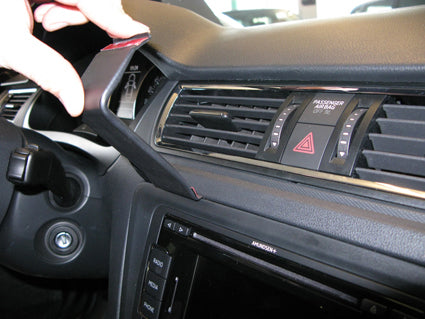 Brodit ProClip 854901 voor Seat Toledo 2013-2018 en Skoda Rapid 2013-2015 - ProClip geplaatst in het voertuig
