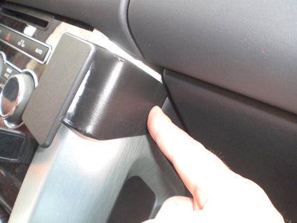 Brodit ProClip 854911 voor Land Rover Range Rover 2013-2021 - detail van dashboardmontage