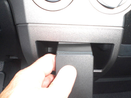 Brodit ProClip 854932 voor Toyota Tundra 2007-2013 en Toyota Sequoia 2008-2017 - montagepositie op dashboard