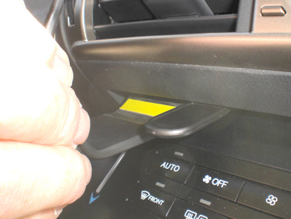 Brodit ProClip 854960 voor Lexus RC Series 2014-2025, Lexus IS Series 2014-2021 en Lexus IS Convertible Series 2016-2021 - montagepositie op dashboard