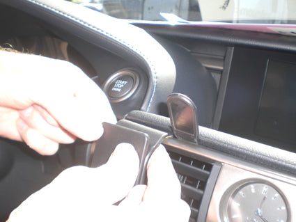 Brodit ProClip 854960 voor Lexus RC Series 2014-2025, Lexus IS Series 2014-2021 en Lexus IS Convertible Series 2016-2021 - detail van dashboardmontage