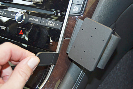Brodit ProClip 854964 voor Infiniti Q60 2016-2022 en Infiniti Q50 2014-2024 - ProClip geplaatst in het voertuig