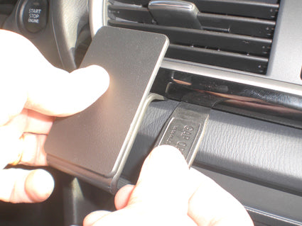 Brodit ProClip 854966 voor Mazda 3 2014-2018 - montagepositie op dashboard