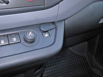 Brodit ProClip 854973 voor Citroen Berlingo Transport 2008-2018, Citroen Berlingo Family 2008-2018 en Peugeot Partner 2008-2018 - montagepositie op dashboard
