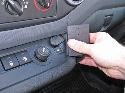 Brodit ProClip 854973 voor Citroen Berlingo Transport 2008-2018, Citroen Berlingo Family 2008-2018 en Peugeot Partner 2008-2018 - ProClip geplaatst in het voertuig