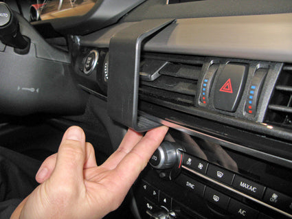 Brodit ProClip 854979 voor BMW X6 2015-2019 en BMW X5 2014-2018 - montagepositie op dashboard