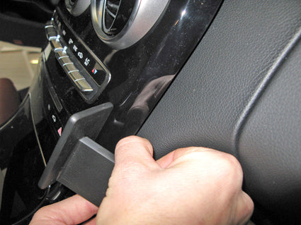 Brodit ProClip 854996 voor Mercedes Benz C-Class (180-320) 2014-2021 - montagepositie op dashboard