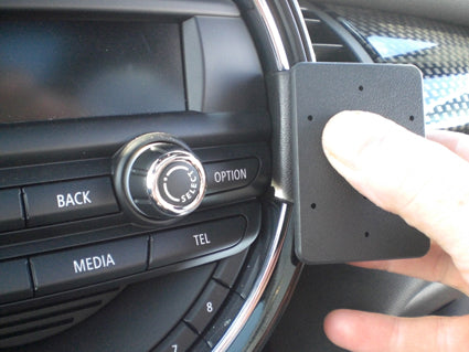 Brodit ProClip 855010 voor Mini One 2016-2018, Mini Cooper Hardtop 2014-2016 en Mini Cooper 2014-2021 - montagepositie op dashboard