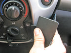 Brodit ProClip 855035 voor Citroen C1 2014-2021, Peugeot 108 2014-2021 en Toyota AYGO 2014-2021 - montagepositie op dashboard