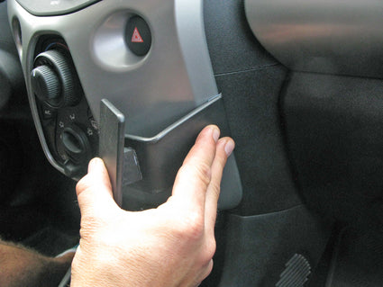 Brodit ProClip 855035 voor Citroen C1 2014-2021, Peugeot 108 2014-2021 en Toyota AYGO 2014-2021 - detail van dashboardmontage