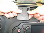 Brodit ProClip 855040 voor Toyota Yaris 2015-2020 - detail van dashboardmontage