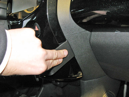 Brodit ProClip 855051 voor Citroen C1 2014-2021, Peugeot 108 2014-2021 en Toyota AYGO 2014-2021 - detail van dashboardmontage