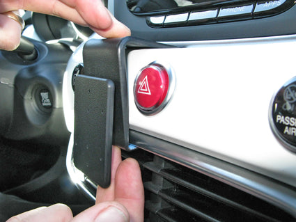 Brodit ProClip 855097 voor Fiat 500 X 2015-2024 - detail van dashboardmontage