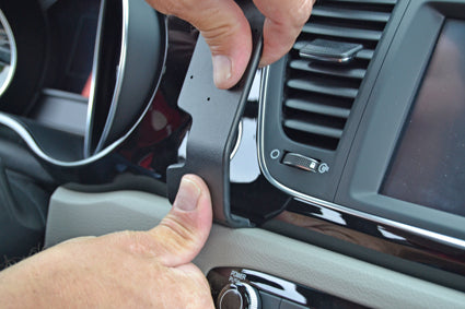 Brodit ProClip 855123 voor Kia Sedona 2015-2021 en Kia Carnival 2015-2021 - montagepositie op dashboard