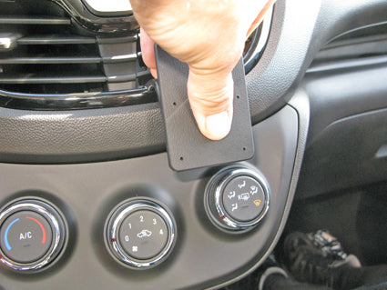 Brodit ProClip 855150 voor Opel Karl 2016-2020 - detail van dashboardmontage